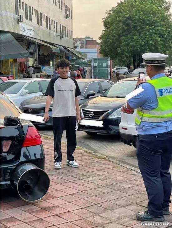 小伙爆改本田被交警找上门：双出排气筒比烟囱还粗(图2)