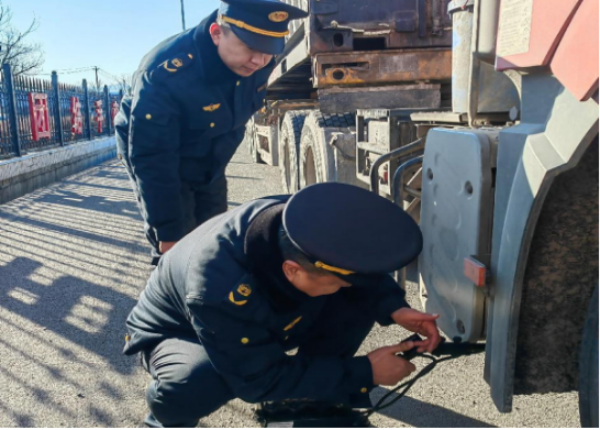 龙井多部门联动 检查治理区域内柴油货车(图1)