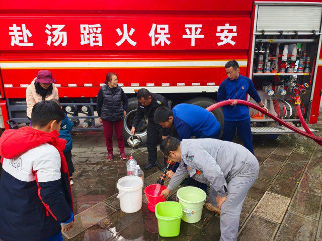 昆明一主水管爆裂最新后续：数十人连夜抢修消防为周边小区送水(图6)