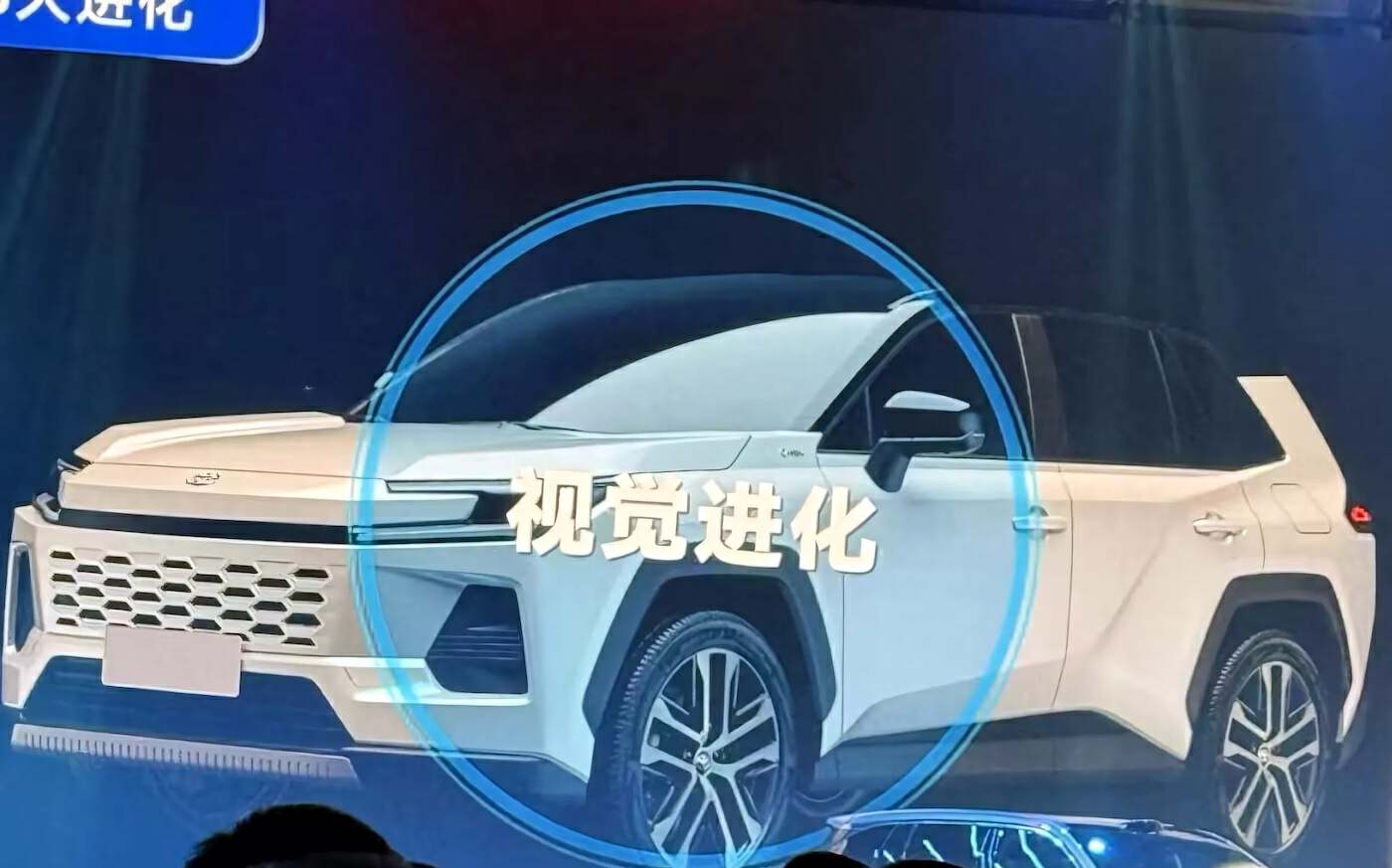 爱体育APP新一代RAV4荣放再次曝光外观动力均有新变化能否延续爆款？(图3)