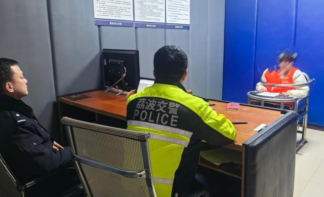 “拉风”与危险同在男子无证驾驶还“飙车炸街”？拘了(图2)