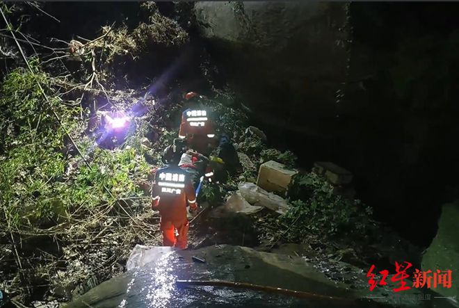 村民上山维修水管崴脚被困悬崖 消防救援人员上山将其救出(图1)