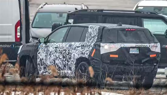 定位中型SUV 全新Jeep自由光路测谍照曝光(图3)