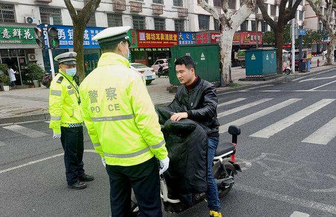 常德交警直属一大队持续推进爱体育网址两车整治筑牢春季安全防线(图2)
