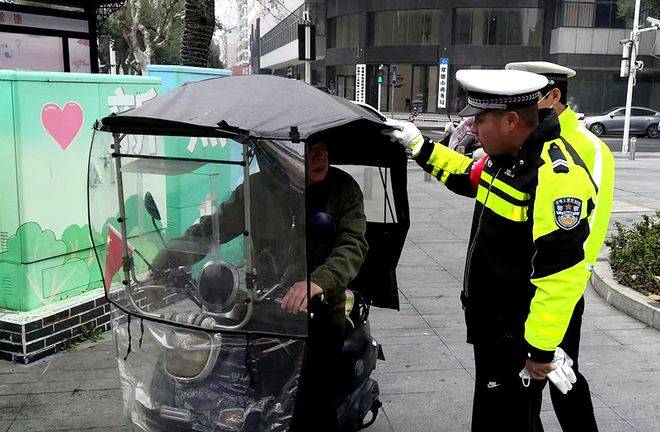 常德交警直属一大队持续推进爱体育网址两车整治筑牢春季安全防线(图1)