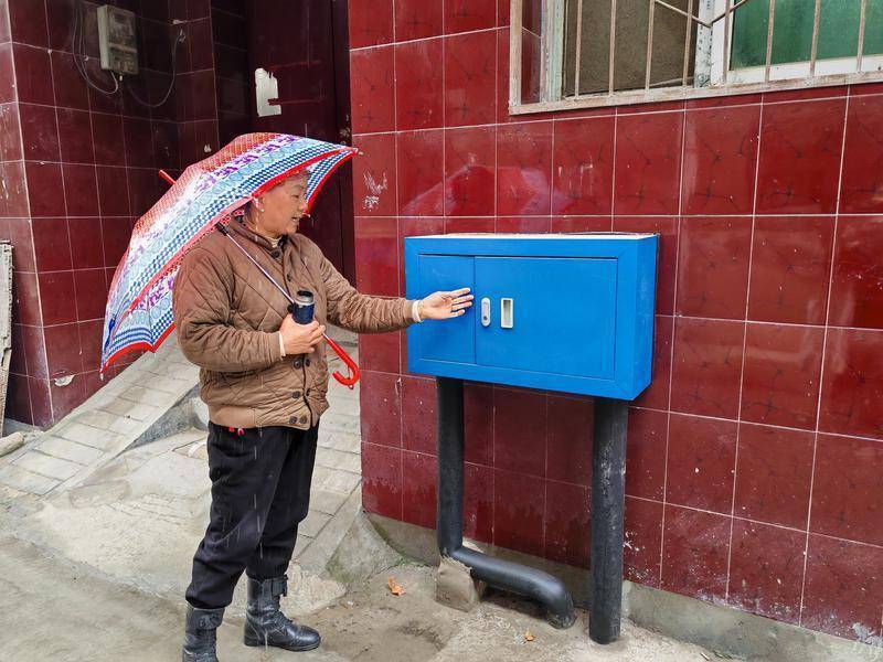 使用40多年旧水管换新 120多户居民吃上“放心水”(图2)