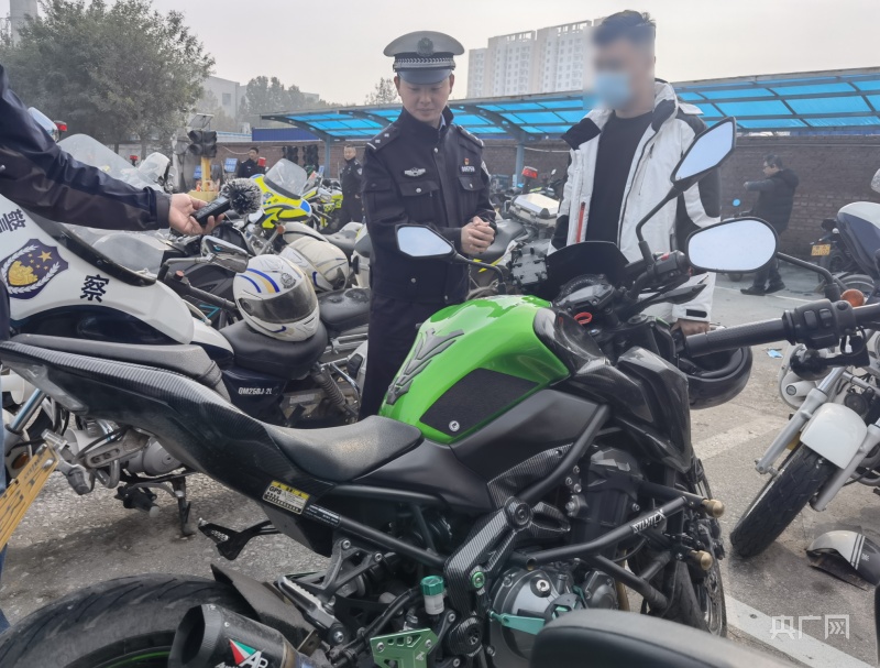 山东济南：摩托车“爱体育下载炸街”扰民 交警查你“没商量”(图3)