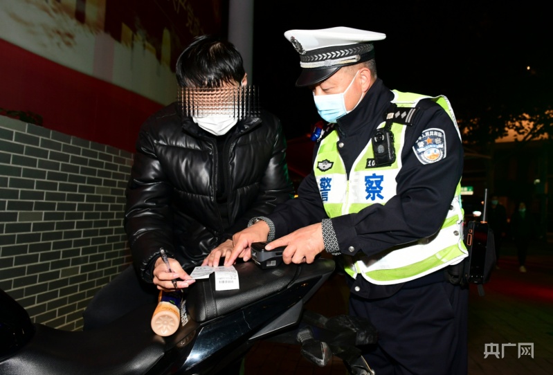 山东济南：摩托车“爱体育下载炸街”扰民 交警查你“没商量”(图1)