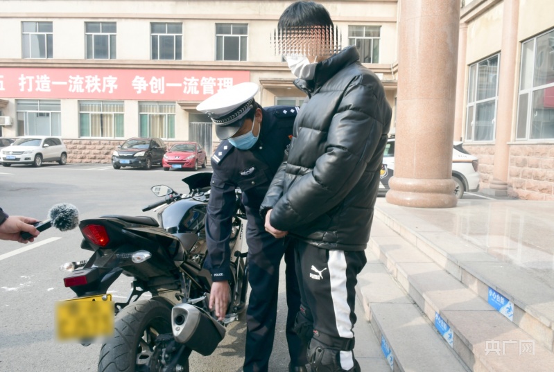 山东济南：摩托车“爱体育下载炸街”扰民 交警查你“没商量”(图2)