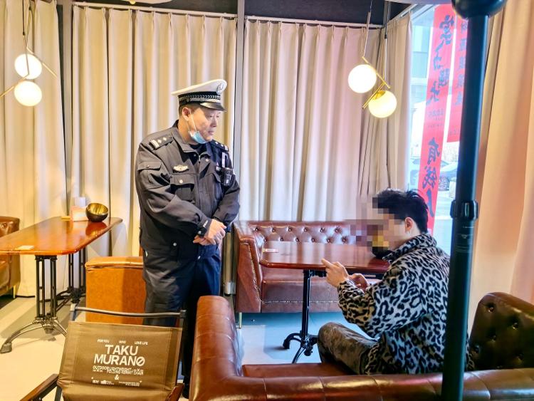 桓台交警严查非法改装 源头爱体育入口治理“飙车炸街”(图2)