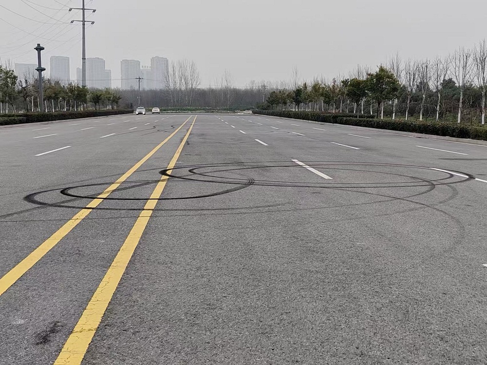 6名“00后”在城市道路飙车竞速阜阳警方刑拘2人(图3)