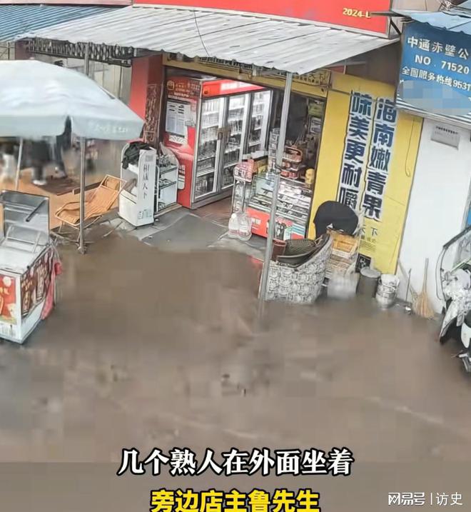 赤壁一街边水管破裂积水涌出两米多高多方回应商家欲哭无泪(图2)