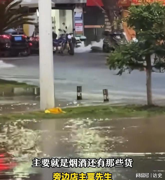 赤壁一街边水管破裂积水涌出两米多高多方回应商家欲哭无泪(图7)