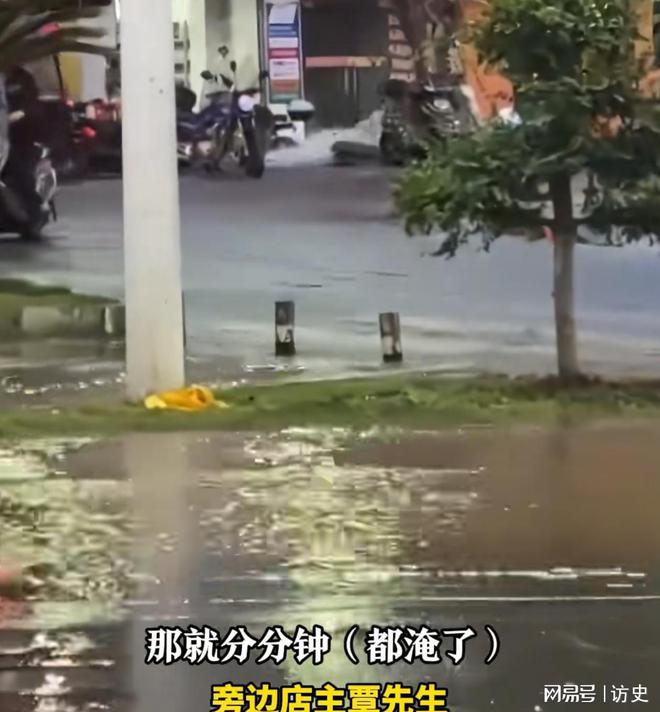 赤壁一街边水管破裂积水涌出两米多高多方回应商家欲哭无泪(图6)