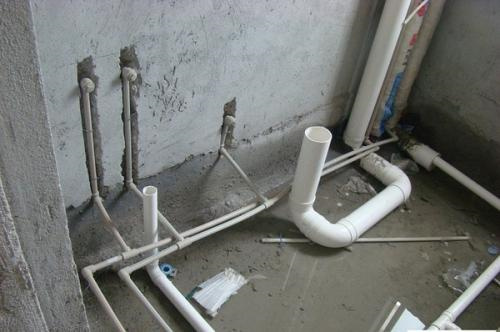 美国马拉松离谱一幕：提供浇花的水给选手喝现场直接用水管抽水