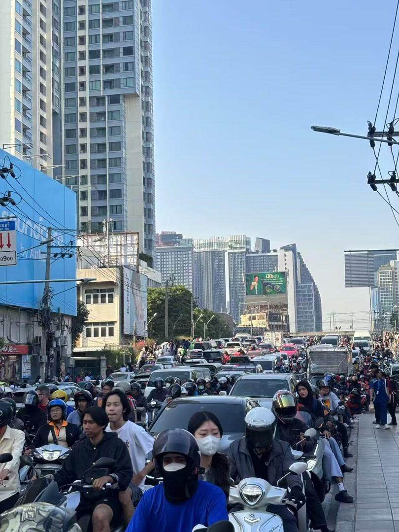 曼谷中国女孩讲述从25楼逃生经历：很多人跑到楼下身上都是血(图1)