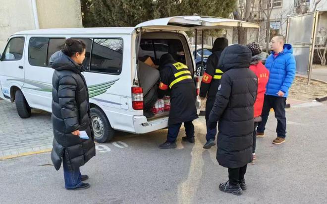 节日我在岗丨除夕当天突发水管爆裂多方联动社区恢复供水(图3)