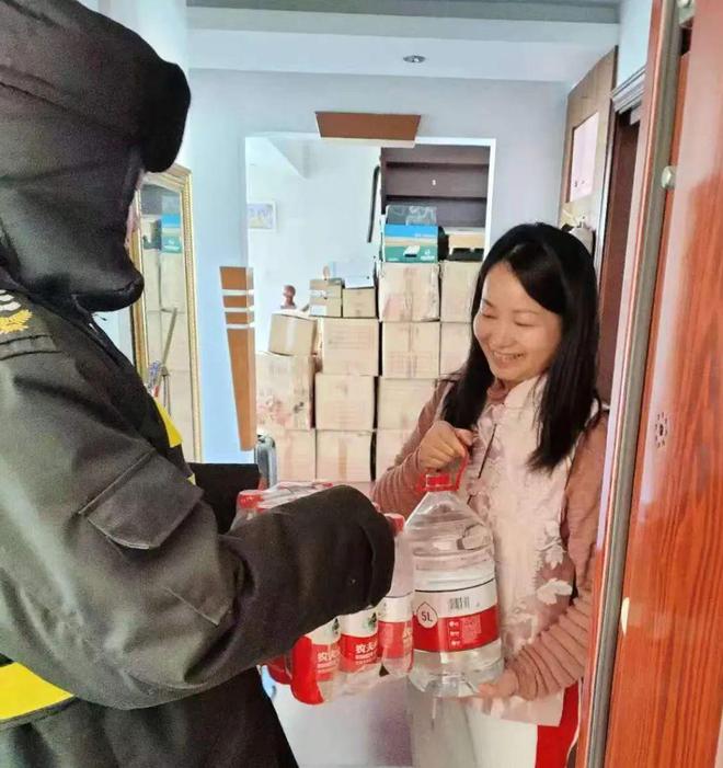 节日我在岗丨除夕当天突发水管爆裂多方联动社区恢复供水(图5)