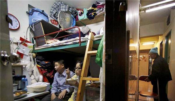 香港的“水管房”每套11平米要价10万放在内地有人会买吗？(图1)