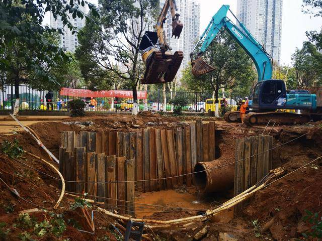 追踪 龟龙湖附近主供水管因地基沉降自然爆裂 预计16日凌晨完成抢修(图1)