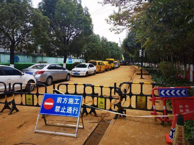 追踪 龟龙湖附近主供水管因地基沉降自然爆裂 预计16日凌晨完成抢修(图2)