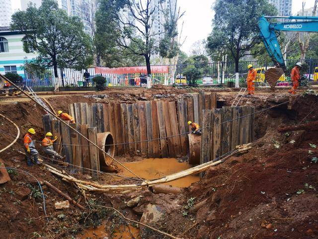 追踪 龟龙湖附近主供水管因地基沉降自然爆裂 预计16日凌晨完成抢修(图5)