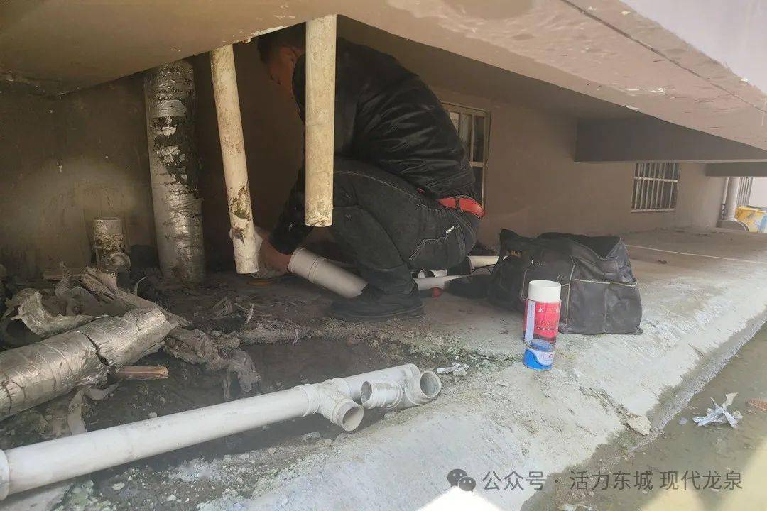赞滕州小区污水管破裂网格员迅速行动(图1)